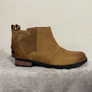 Sorel Emelie waterproof Chelsea boot. Size 9. Color brown. Worn once or twice.